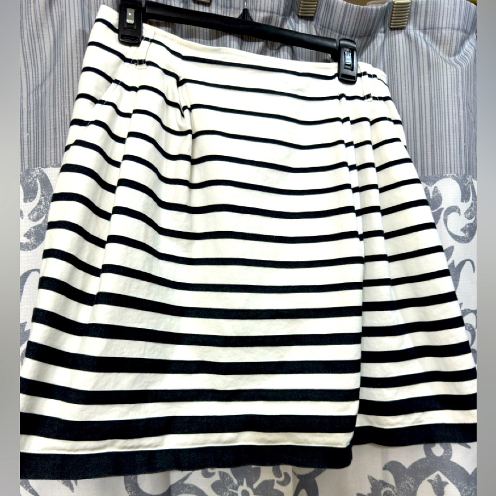 EUC White House Black Market‎ A-Line Pleated Striped Black & White Skirt Size 10